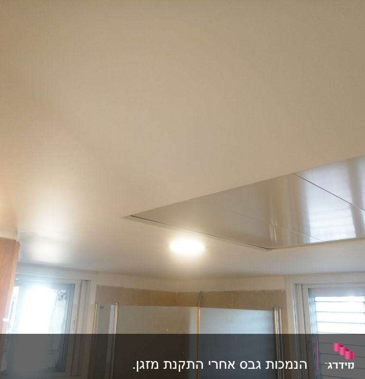 תקרת גבס עם תאורה שקועה וחלון